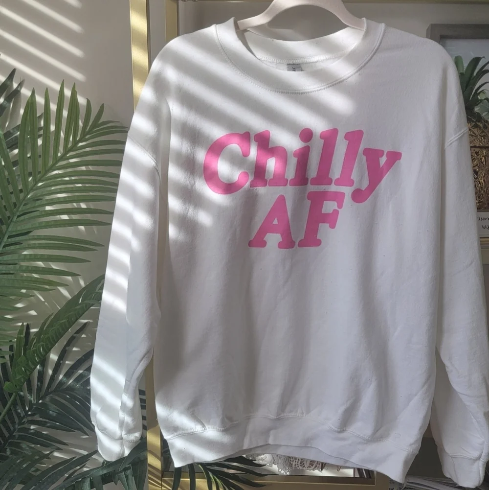 ❄️ Pink Lily Boutique White 'Chilly AF' Sweatshirt in Women's Size Large ❄️ - Picture 4 of 5